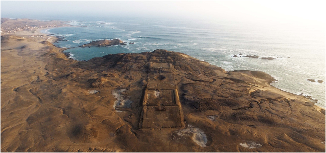 Vista panorámica del complejo arqueológico Las Aldas frente al mar de Áncash